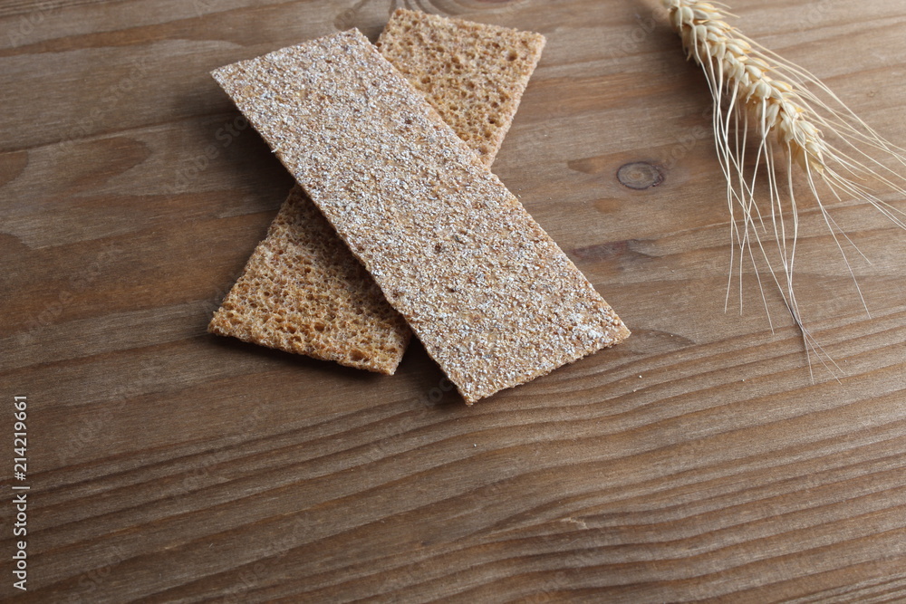 Obraz premium rye cpispbread on a wooden background