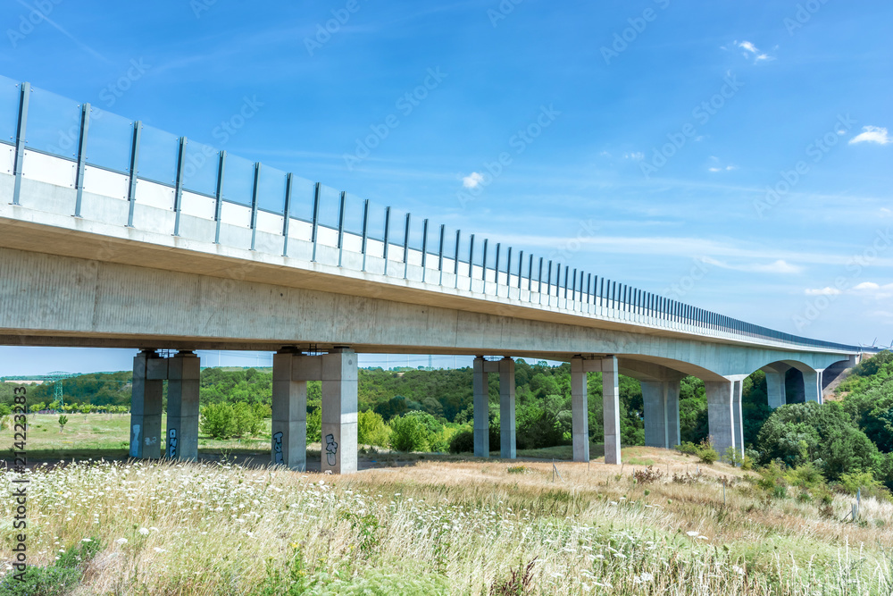 Lange Autobahnbrücke führt über grünes Tal