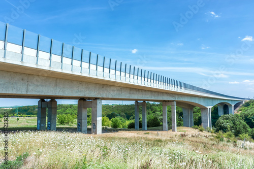Lange Autobahnbrücke führt über grünes Tal