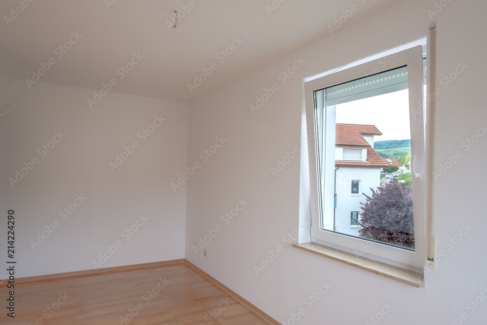 Zimmer mit Parket, Sockel und Tapette mit Fenster Zimmer mit Parket, Sockel und Tapette mit Fenster