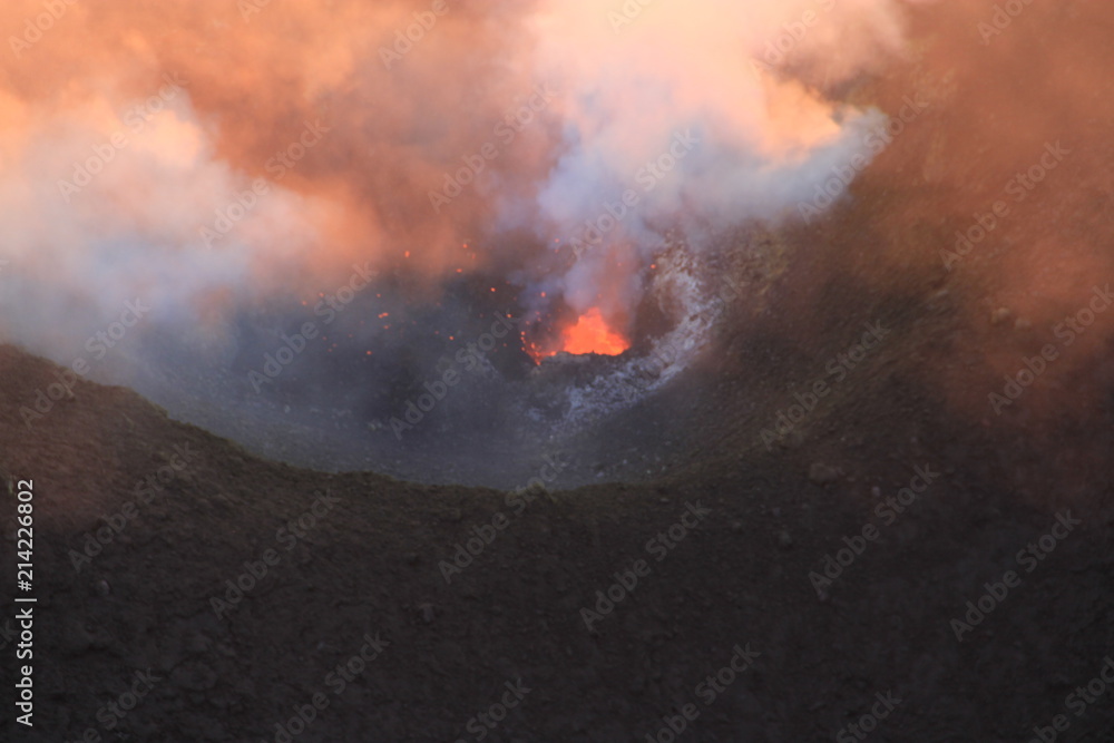 Fototapeta premium activité volcanique du Stromboli