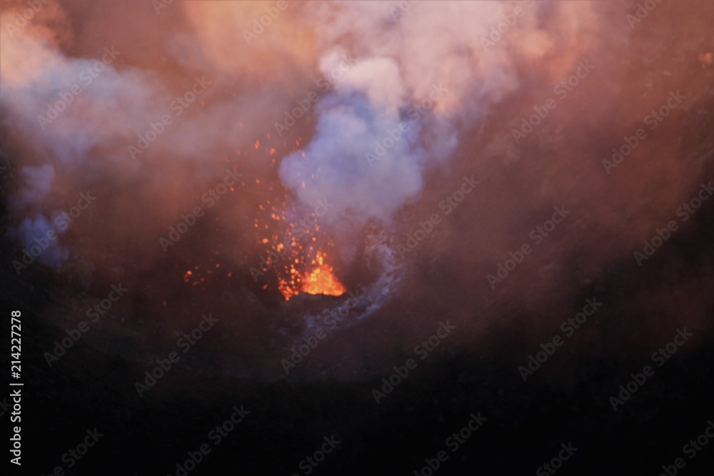 Fototapeta premium activité volcanique du Stromboli