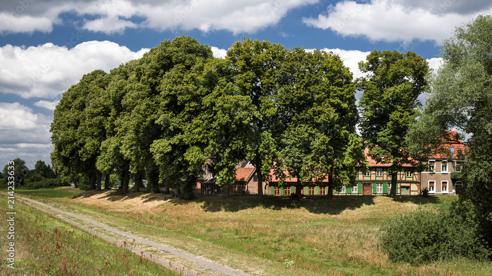 Ortsrand Stadt Dömitz an der Elbe im Sommer