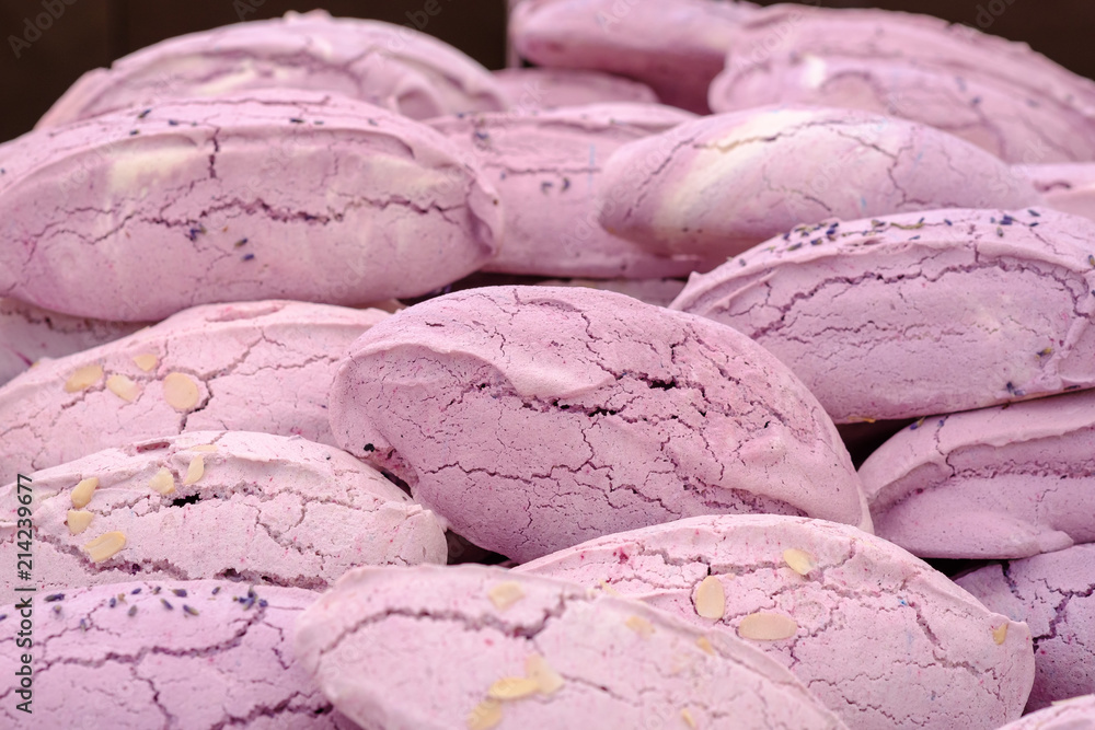 Meringues a la lavande, pâtisserie traditionnelle de France, Provence