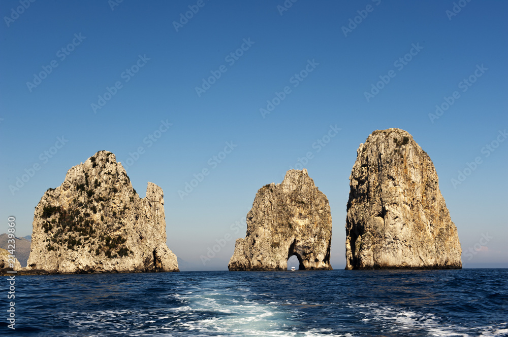 Felsgruppe der Faraglioni von See aus gesehen, Südküste, Insel Capri, Provinz Neapel, Napoli, Kampanien, Campagna, Italien, Italia