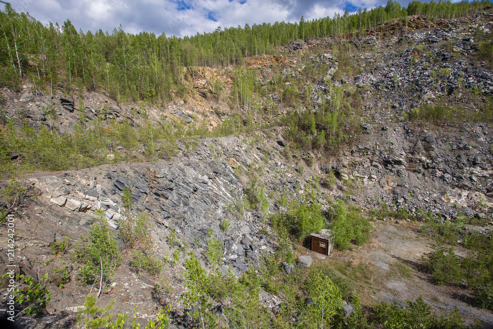 Quartz and mica ore open pit quarry mining technology