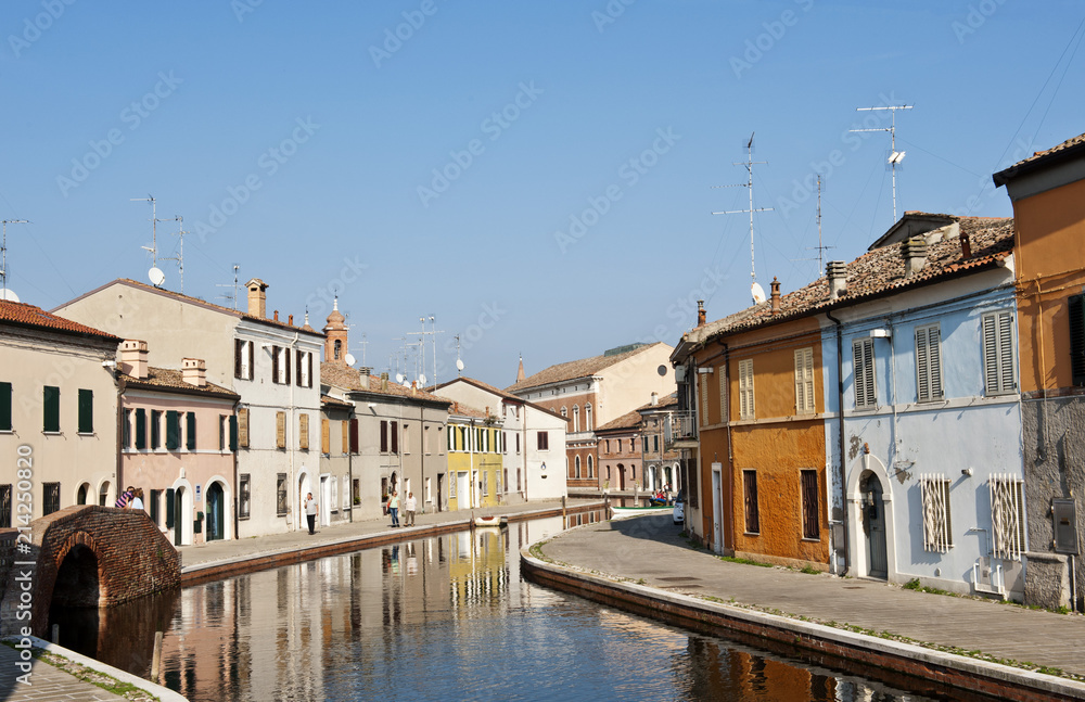 Obraz premium Via Agatopisto, links Ponte dei Sisti, Comacchio, Provinz Ferrara, Region Emilia Romagna, Norditalien, Italien, Europa