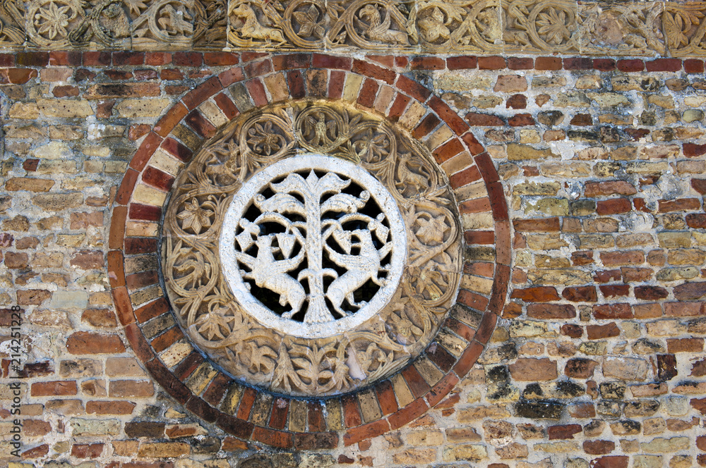 Detail an der Fassade der Vorhalle, Abtei Abbazia di Pomposa, Gemeinde Codigoro, Provinz Ferrara, Emilia Romagna, Norditalien, Italien, Europa