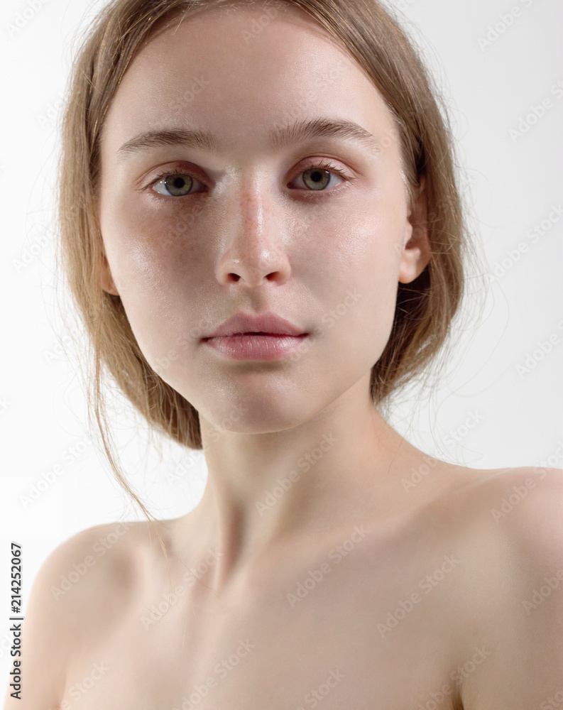 Fototapeta premium Piękna delikatna dziewczyna blondynka z idealną skórą na białym tle. Naturalne piękno, makijaż dzienny. Piękno, czystość. Procedury kosmetologiczne i spa.