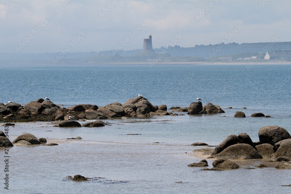 le port de Saint-Vaast-la-Hougue dans le Cotentin et le fort de la ...