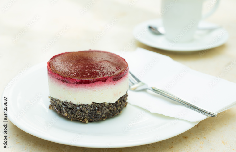 Mohn-Joghurttörtchen mit Beerenspiegel zum Kaffee
