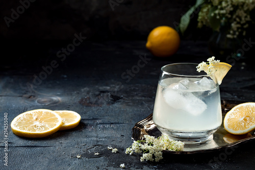 Photos A glass of homemade elderflower gin sour or lemonade garnished with freshly picked elderflowers