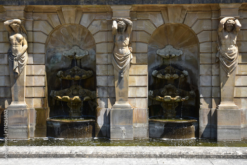 Fontaine à cariatide et atlante photo