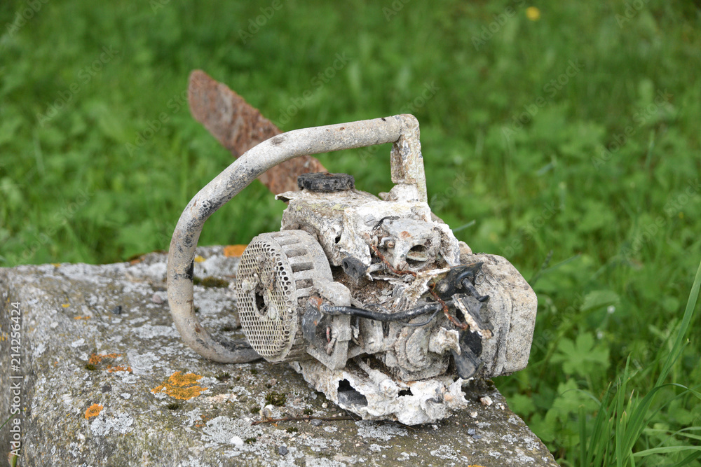 alte abgebrannte Motorsäge