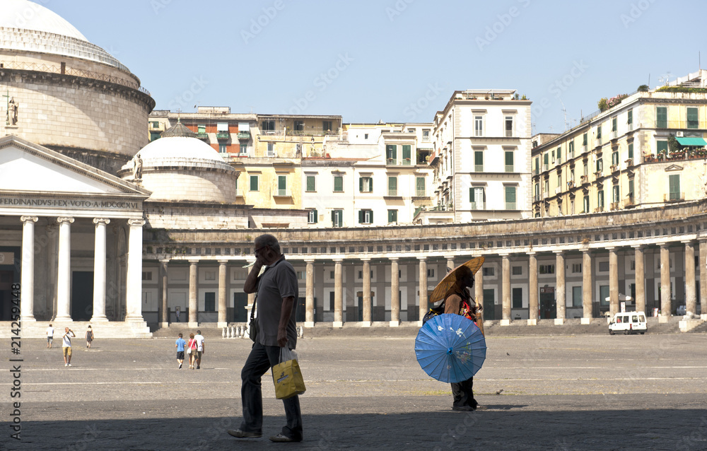 Obraz premium Sonnenschirmverkäufer und Passant auf der Piazza del Plebiscito, Neapel, Napoli, Kampanien, Campagna, Italien, Italia