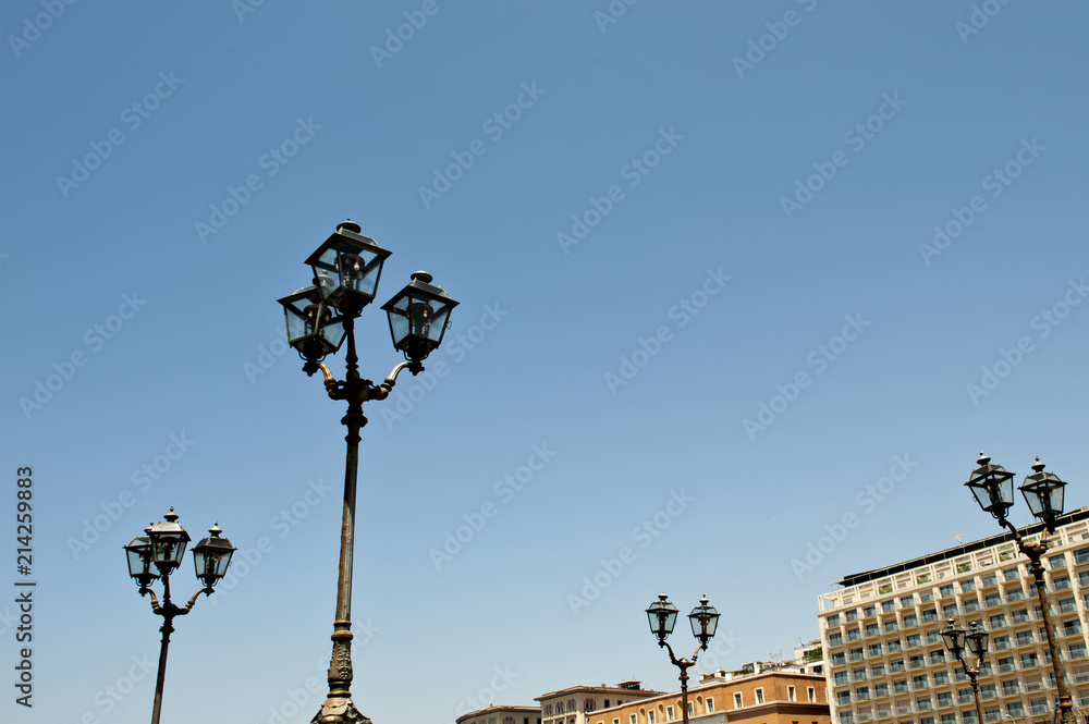 Straßenlaternen auf der Brücke Passagio Castel dell'Ovo, Neapel, Napoli, Kampanien, Campagna, Italien, Italia Straßenlaternen auf der Brücke Passagio Castel dell'Ovo, Neapel, Napoli, Kampanien, Campagna, Italien, Italia