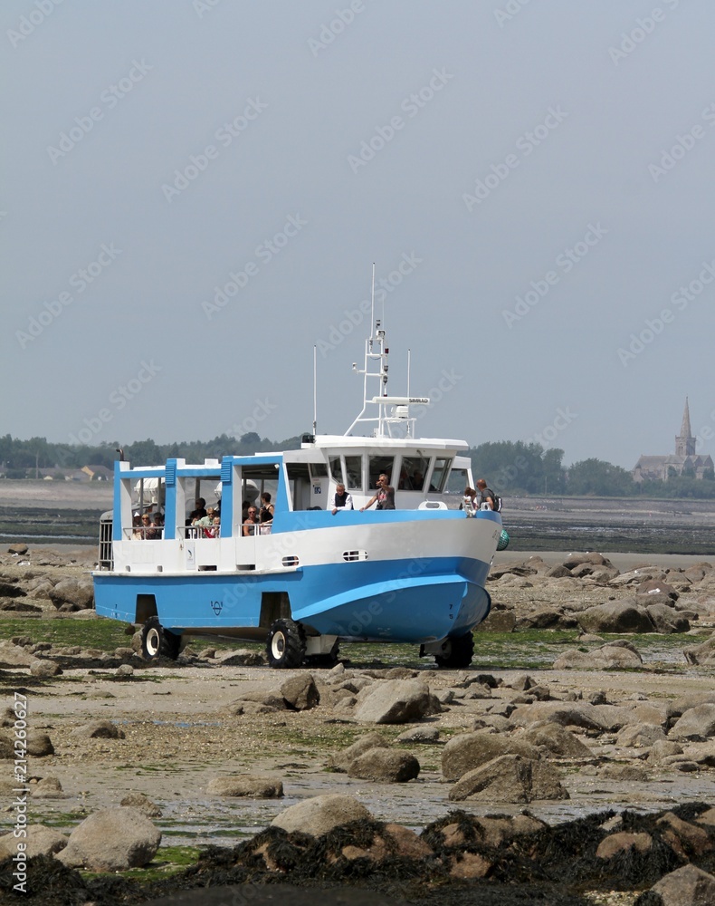 Obraz premium bateau promenade amphibie ,saint vaast la hougue, île de Tatihou, Cotentin,Manche,Normandie