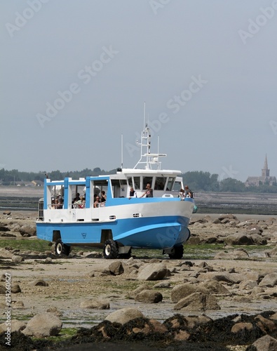 bateau promenade amphibie ,saint vaast la hougue, île de Tatihou, Cotentin,Manche,Normandie photo