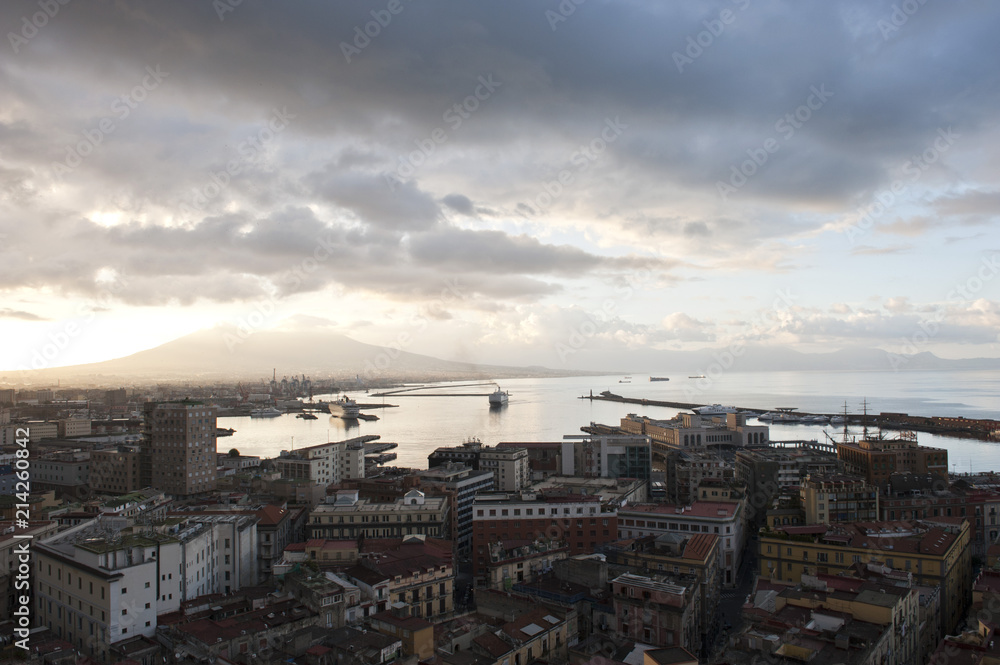 Blick über den Hafen zum Vesuv im Morgenlicht, Neapel, Napoli, Kampanien, Campagna, Italien, Italia