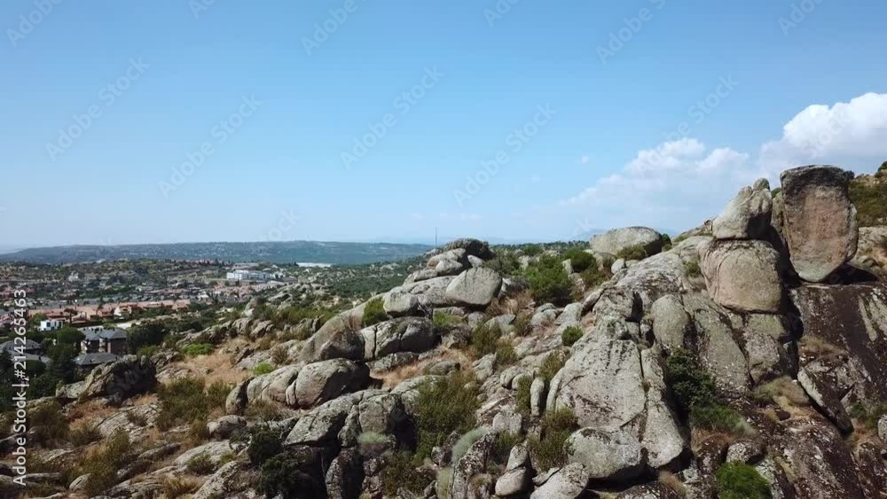 AÉREA.PANORÁMICA DESDE MONTAÑA DE GRANITO DE ZONA RESIDENCIAL CON VIVIENDAS UNIFAMILIARES. AÉREA.PANORÁMICA DESDE MONTAÑA DE GRANITO DE ZONA RESIDENCIAL CON VIVIENDAS UNIFAMILIARES.