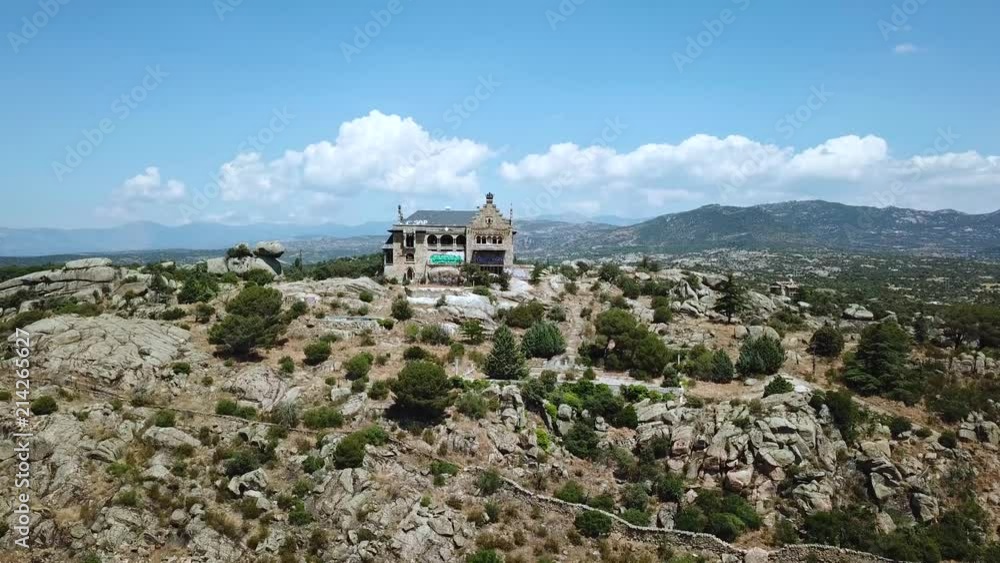 AERÉA, PANORAMICA.CASA ABANDONADA EN LO ALTO DE UNA MONTAÑA DE GRANITO.NATURALEZA AERÉA, PANORAMICA.CASA ABANDONADA EN LO ALTO DE UNA MONTAÑA DE GRANITO.NATURALEZA