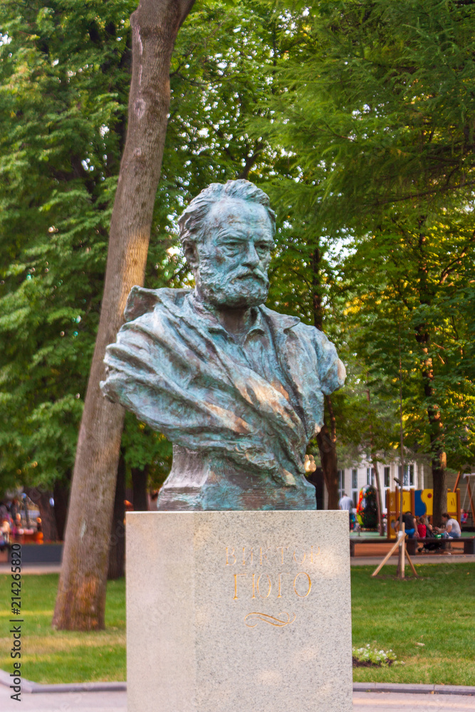 Obraz premium Bust of Victor Marie Hugo in the Hermitage Garden in Moscow