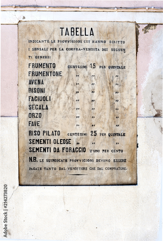 Naklejka premium Historische Preistafel auf dem Marktplatz, Stadt Adria, Provinz Rovigo, Region Veneto, Venezien, Norditalien, Italien, Europa