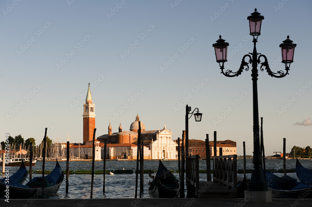 Venedig, Gondeln vor der Kulisse von Santa Maria Maggiore,