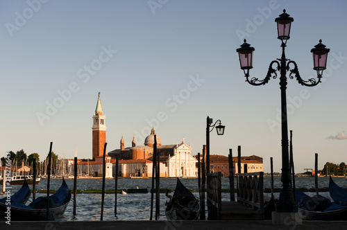 Venedig, Gondeln vor der Kulisse von Santa Maria Maggiore, © Frank