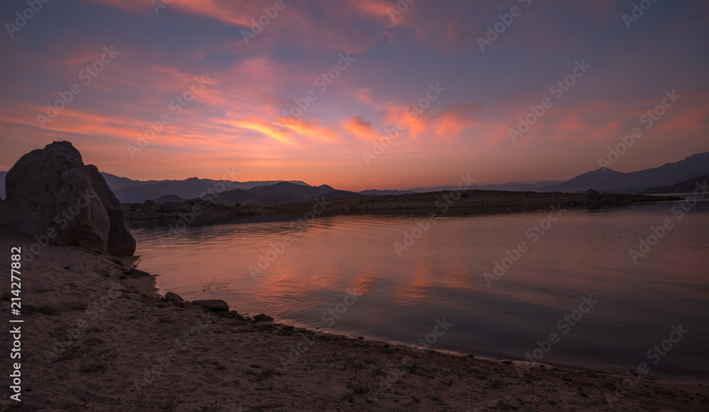 Obraz premium Lake Isabella pink sunrise