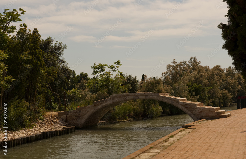 Ponte del Diavolo über einen Kanal auf der Insel Torcello in der Lagune von Venedig, Venezia, Adria, Italien