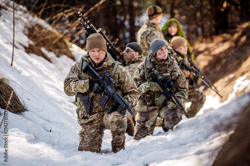 Photographie team of special forces weapons in cold forest
