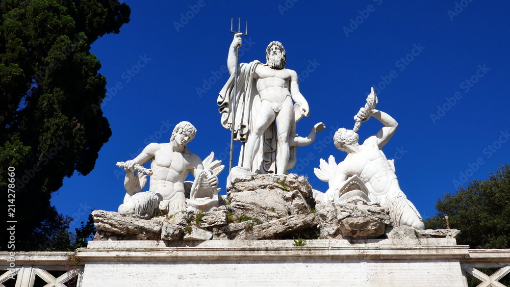 weißer Neptunbrunnen  auf Piazza del Popolo in Rom vor stahlblauem Himmel