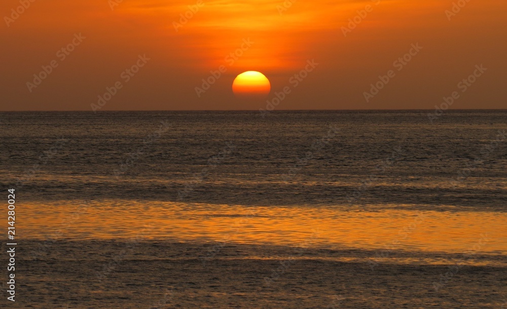 Atardecer anaranjado en el oceano Atardecer anaranjado en el oceano