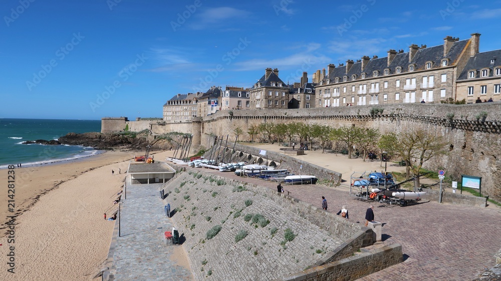 Saint-Malo, vue sur les remparts et la base nautique de la plage de Bon Secours (France)
