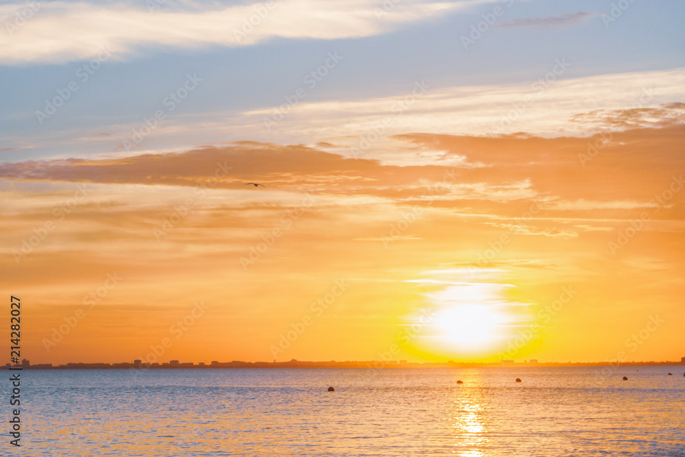 Naklejka premium Beautiful summer sunset with clouds over the sea