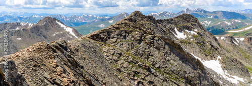 Fotografie, Obraz Rugged Mountains - A panoramic spring view of rugged west ridge of Mount Evan, humble Mount Bierstadt, and rolling high peaks of Front Range of Rocky Mountains, seen from summit of Mount Evan