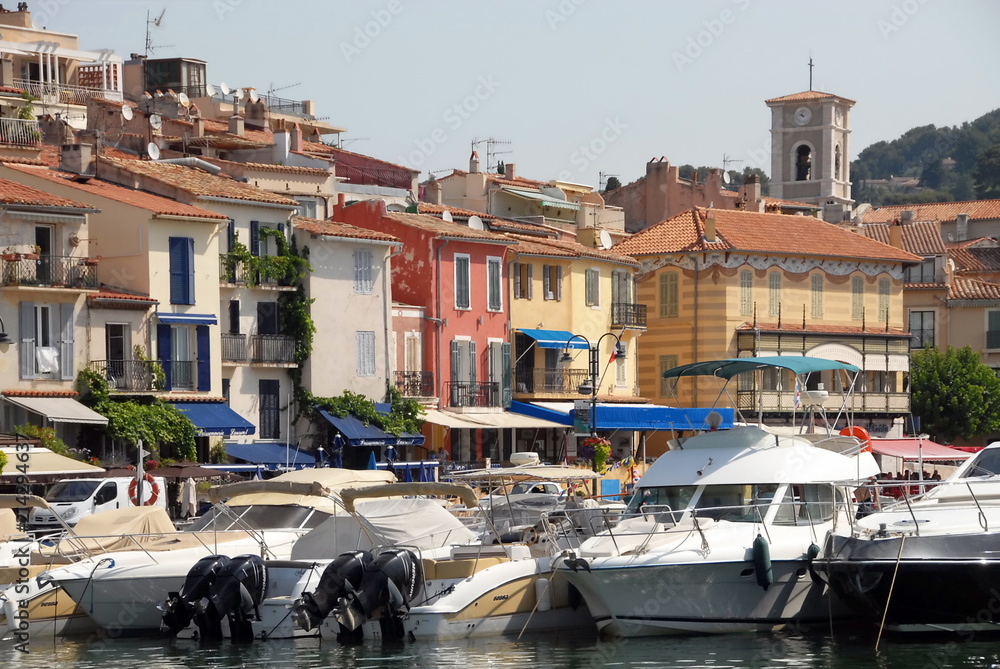 Ville de Cassis, le vieux port, ses bateaux de plaisance et façades colorées, département des Bouches-du-Rhône, Provence, France