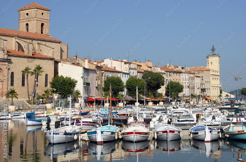 Ville de La Ciotat, le vieux port, ses bateaux de pêche et façades colorées, département des Bouches-du-Rhône, Provence, France