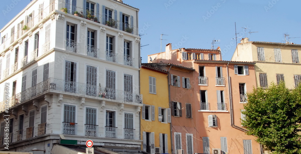 Ville de La Ciotat, le vieux port, ses façades colorées, département des Bouches-du-Rhône, Provence, France