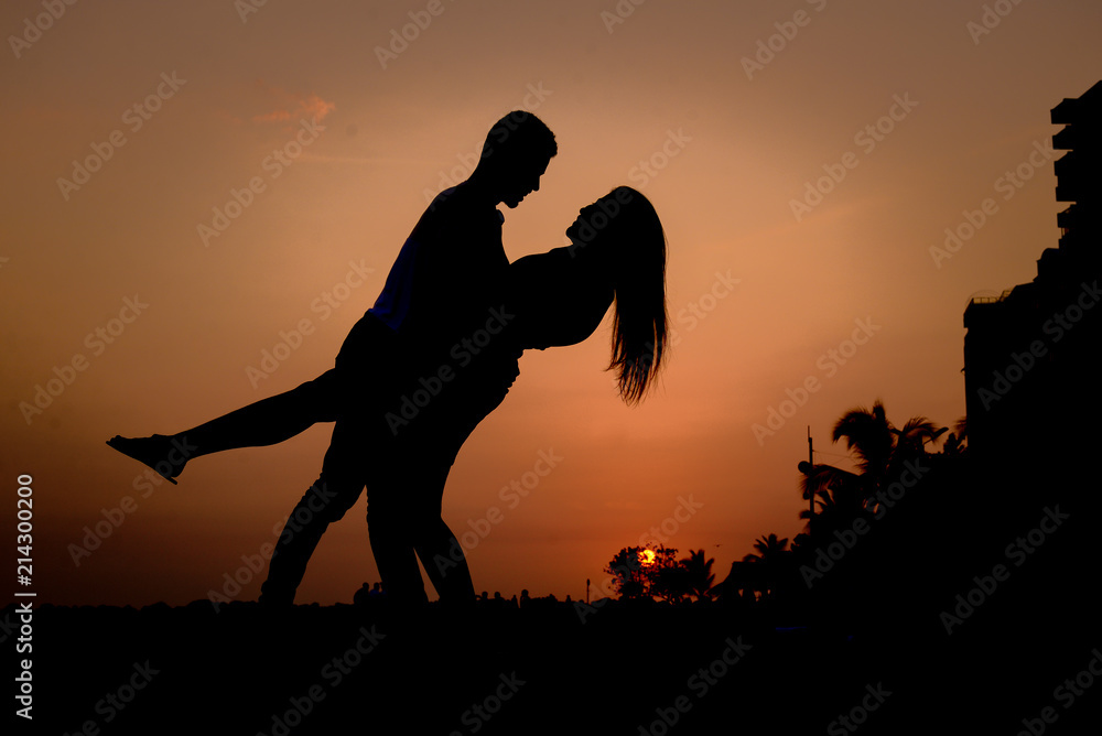 Fototapeta Silueta de pareja en el atardecer, playa el laguito, Cartagena