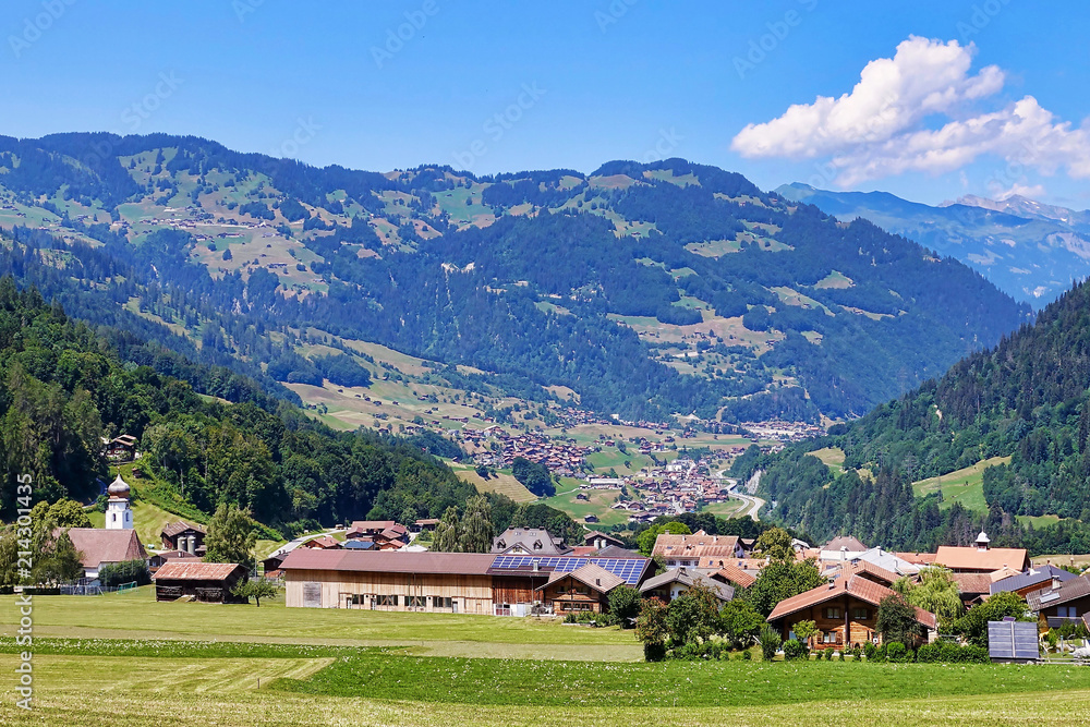 Das Dorf Fideris un die Berge im HIntergrung.