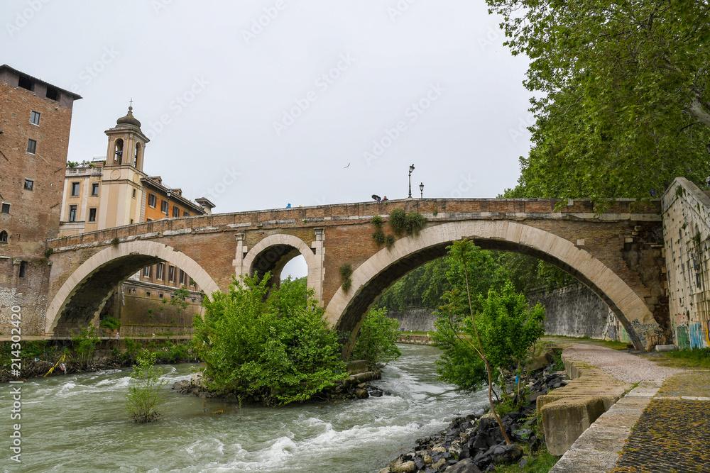 テヴェレ川に架かるファブリキウス橋（ローマ、イタリア）