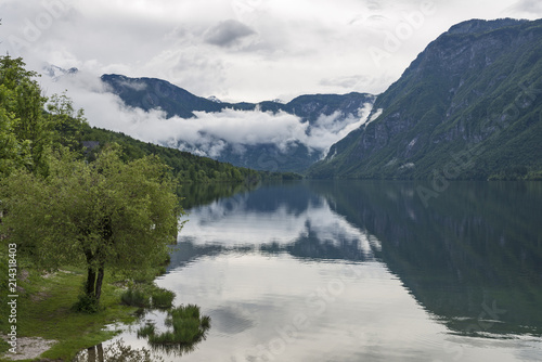 Fototapeta Naklejka Na Ścianę i Meble -  Cloudy day on the lake