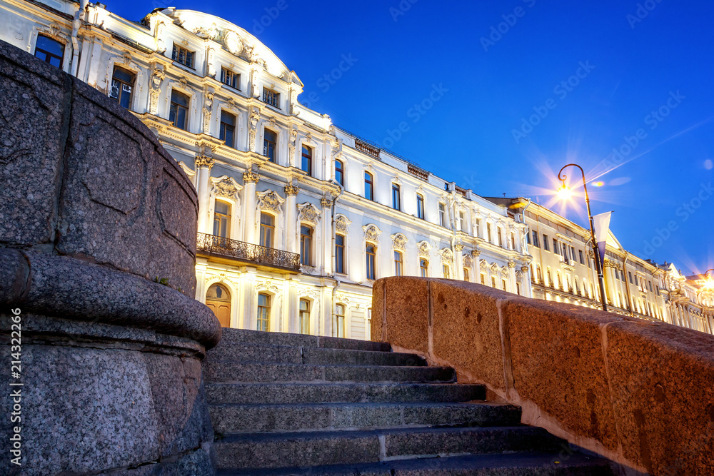 Fototapeta premium The historical center of St. Petersburg, the facades of buildings, the night and the light of lanterns, a beautiful city landscape