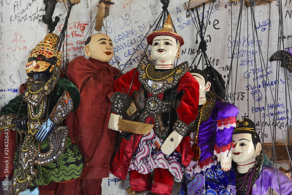Marionetten in einem Souvenirgeschäft in der Ruinenstadt Bagan, Myanmar, Burma oder Birma, Südostasien, Asien