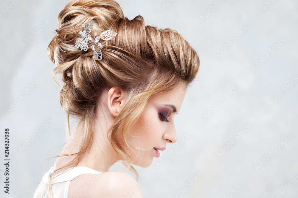 Wedding style. Beautiful young bride with luxury wedding hairstyle - obrazy, fototapety, plakaty 
