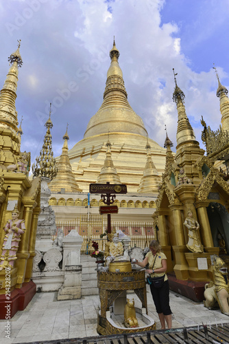 Abendstimmung  beleuchtete Shwedagon Pagode  Rangun  Myanmar  Asien