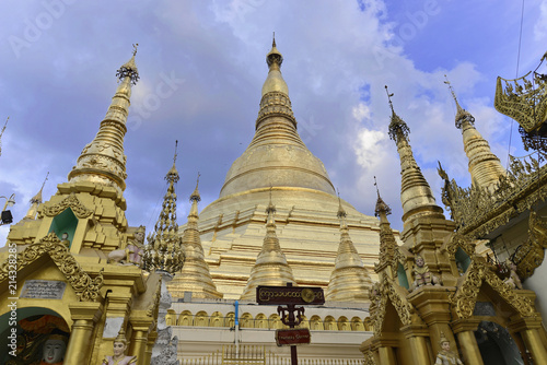 Abendstimmung  beleuchtete Shwedagon Pagode  Rangun  Myanmar  Asien