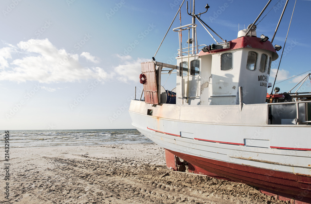 Fischkutter am Strand von Lökken, Jammerbugten, Nordjütland, Dänemark Fischkutter am Strand von Lökken, Jammerbugten, Nordjütland, Dänemark